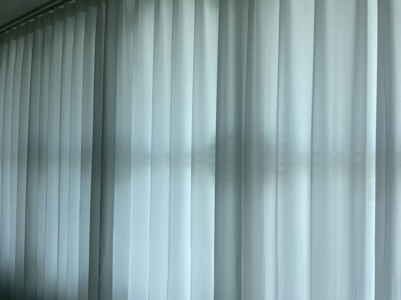 거실 쉬폰 커튼 시공 사진 - 시공 후 전체
